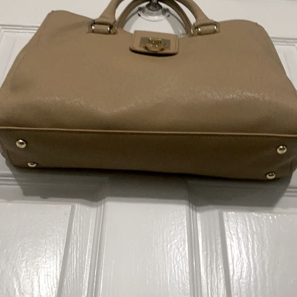 NEW IVANKA TRUMP TAN LARGE LEATHER HANDBAG WITH REMOVABLE SHOULDER STRAP - Picture 4 of 14